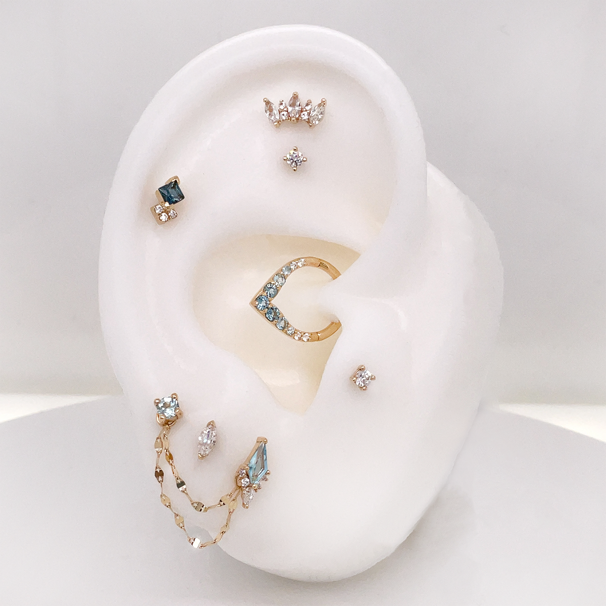 Alice Threadless End with White Sapphire